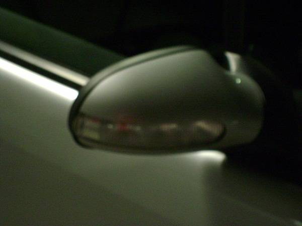 Por que os espelhos retrovisores dos carros produzem reflexos diferentes?