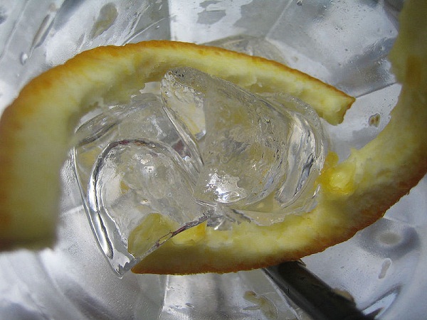 Por que alguns mictórios têm rodelas de limão e gelo?