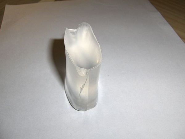 Se as supercolas colam tudo, como elas não colam na embalagem?