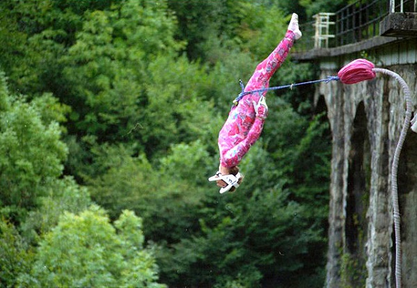 Como funciona o bungee jumping?