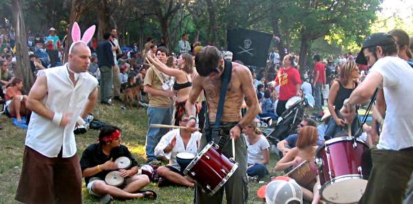 Como viviam os hippies?