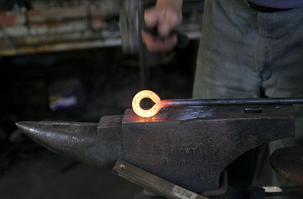 640px-Blacksmith_at_work02