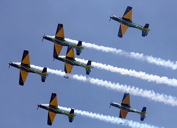 Como os aviões da Esquadrilha da Fumaça deixam rastros no ar?