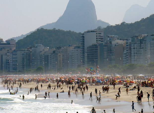Como é avaliada a qualidade da água nas praias brasileiras?