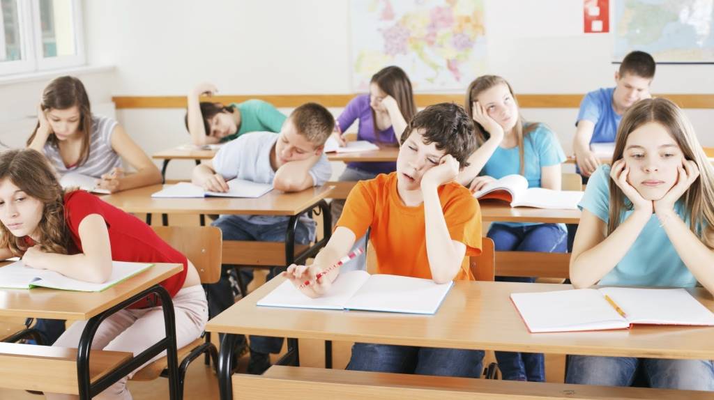 Em que país os alunos passam mais tempo na escola?