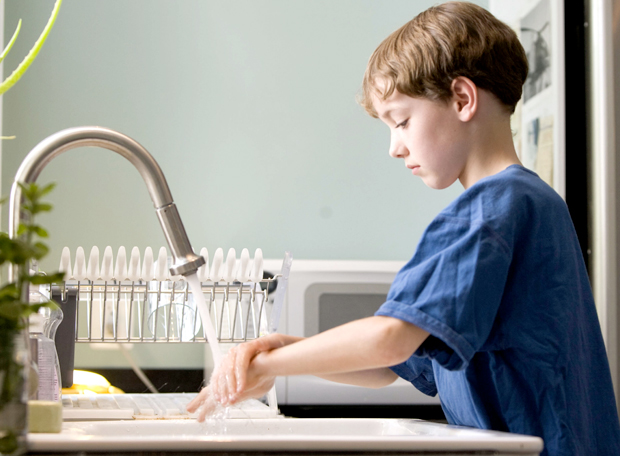 Por que temos que lavar as mãos antes de comer se usamos talher?