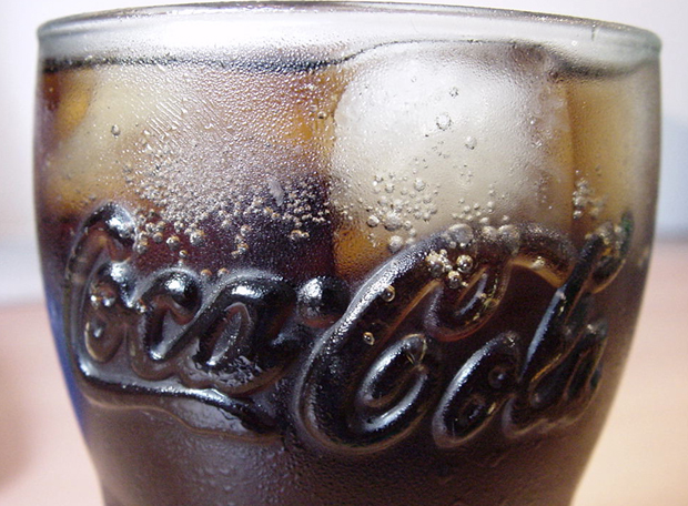 Por que a mistura de Coca Light e Mentos provoca uma explosão?