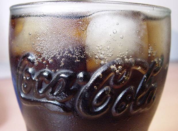 Por que a mistura de Coca Light e Mentos provoca uma explosão?