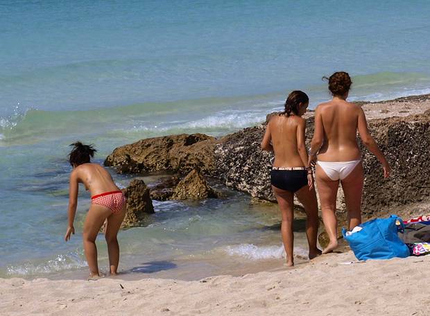 Debate: O Brasil deveria liberar o topless?