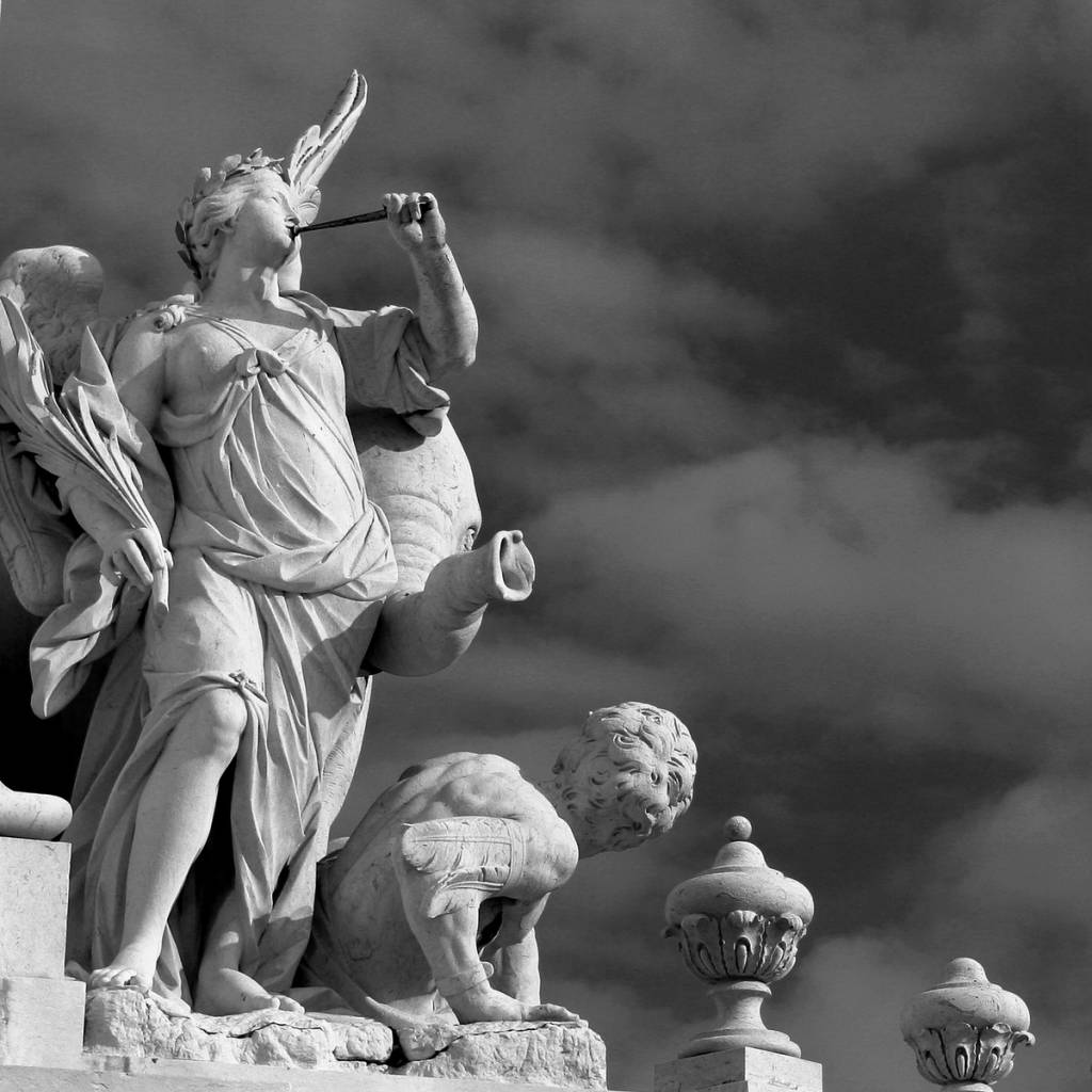 Como é a hierarquia dos anjos católicos?