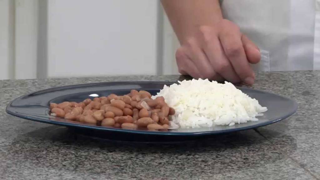 Por que arroz e feijão são a base da dieta brasileira?