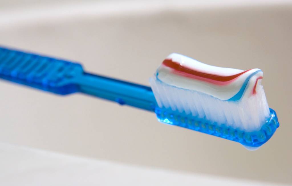 Por que as listras da pasta de dente não se misturam no tubo?