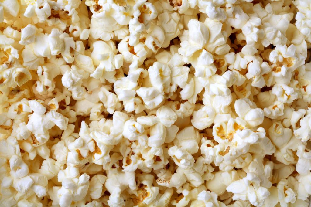 Quando surgiu o hábito de comer pipoca no cinema?