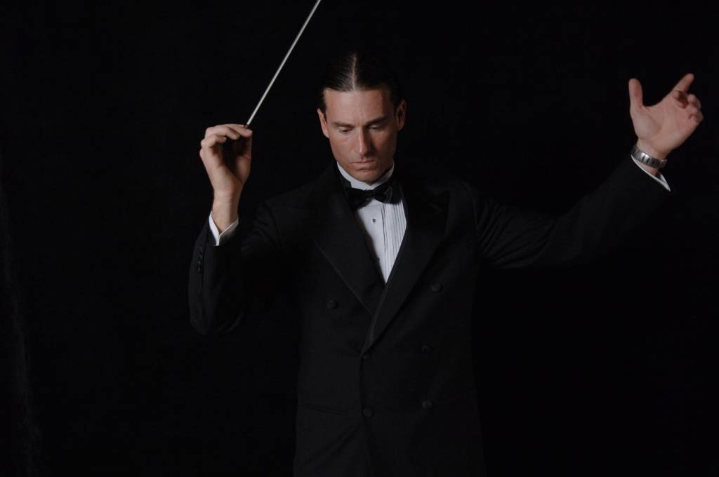 Qual é o significado dos gestos do maestro para a orquestra?