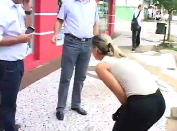 Repórter é atacada ao vivo