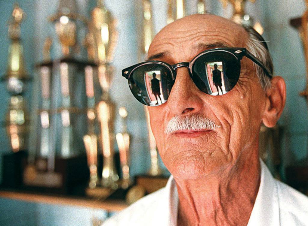 Qual técnico de futebol treinou o mesmo time por mais tempo?