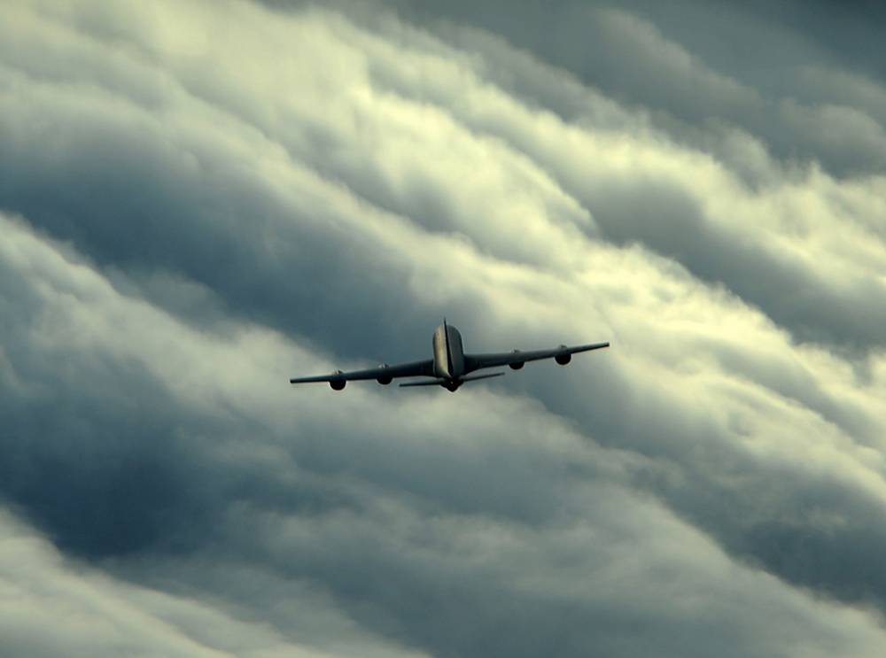 Piloto mostra habilidade ao pousar avião com ventos fortíssimos
