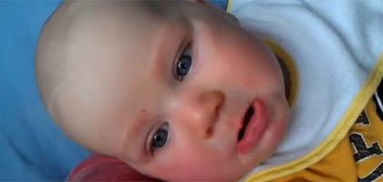 Bebê chora ouvindo “Ave Maria”