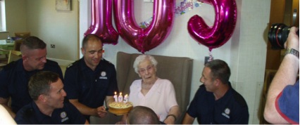 Idosa de 105 anos pede bombeiros em sua festa de aniversário