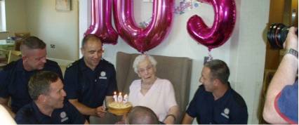 Idosa de 105 anos pede bombeiros em sua festa de aniversário