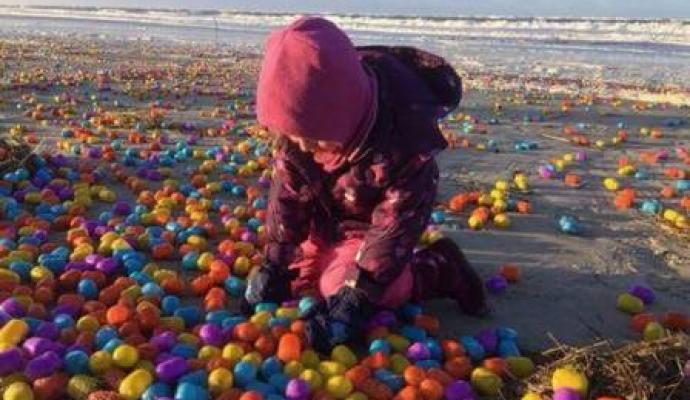 Praia na Alemanha amanhece repleta de brinquedos