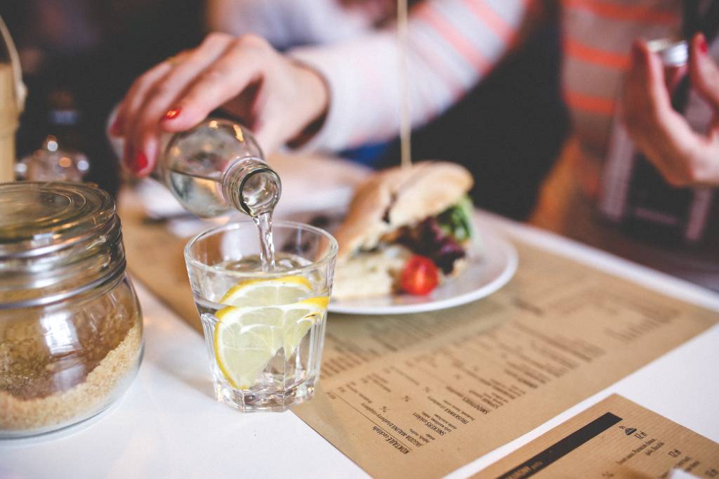 É verdade que faz mal beber líquidos durante as refeições?