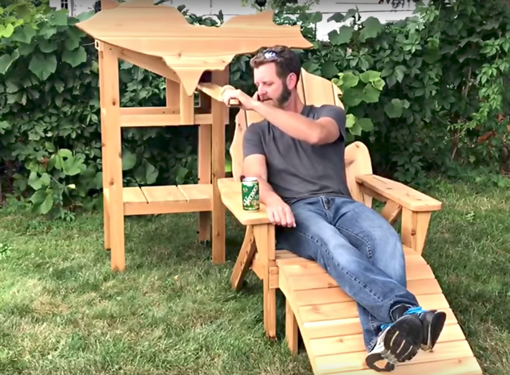 Invenção prova que nada impede o homem de aproveitar uma cerveja