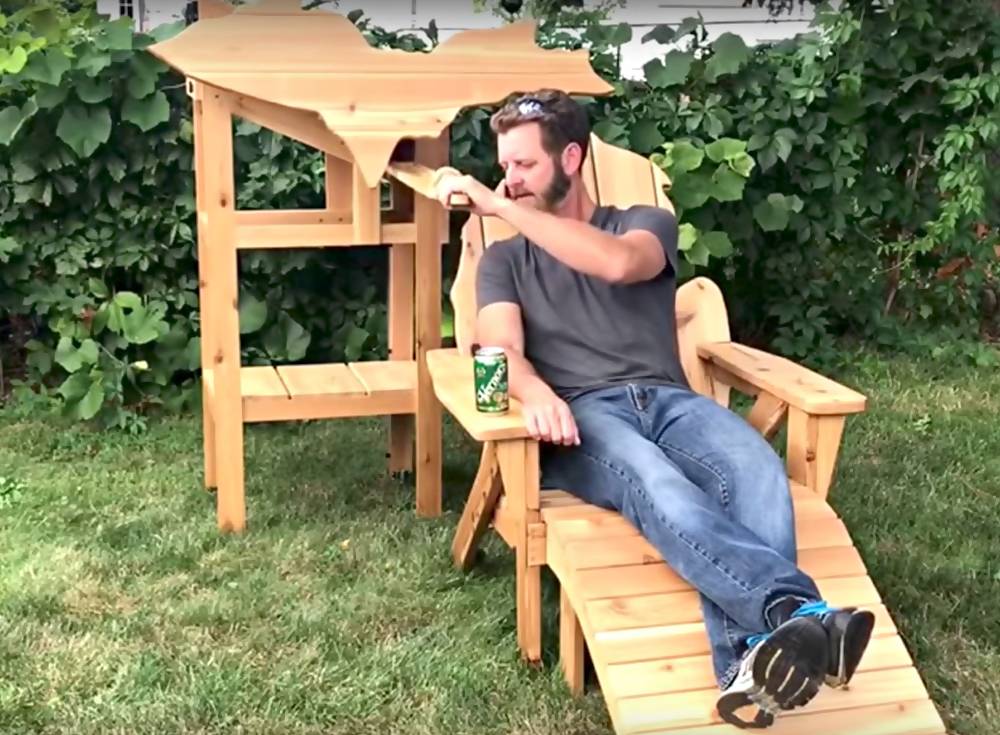Invenção prova que nada impede o homem de aproveitar uma cerveja