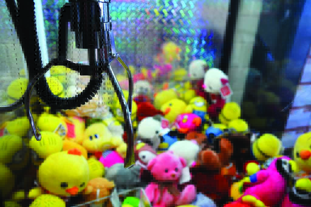 Fliperamas com garra para pegar pelúcias enganam o público?