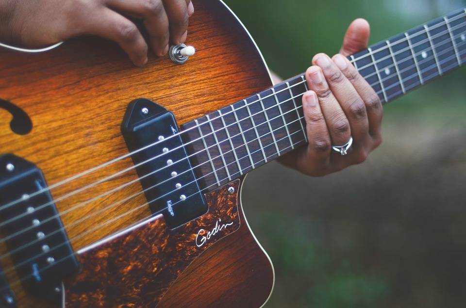 Quem inventou a guitarra elétrica?