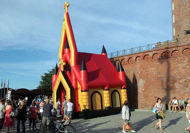 Padre russo celebra missas em igreja inflável