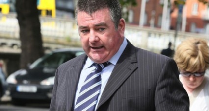 Irlandês afirma que soco na bunda arruinou a sua vida