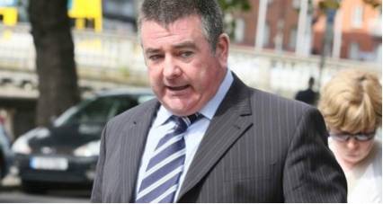 Irlandês afirma que soco na bunda arruinou a sua vida