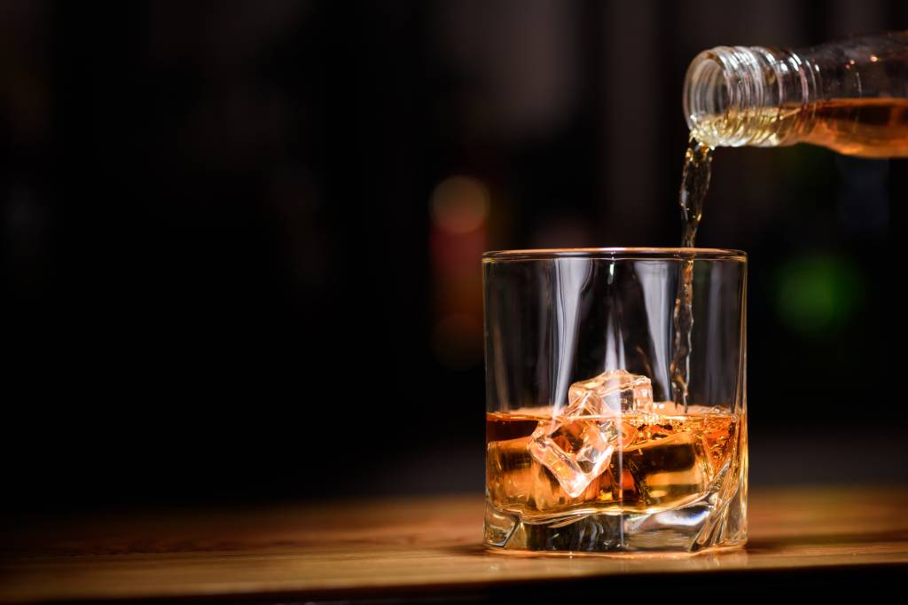 Qual é a diferença entre bebida destilada e fermentada?