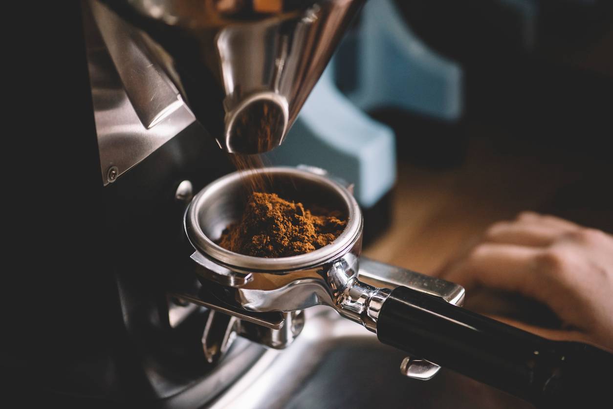 Como funciona a máquina de café expresso?