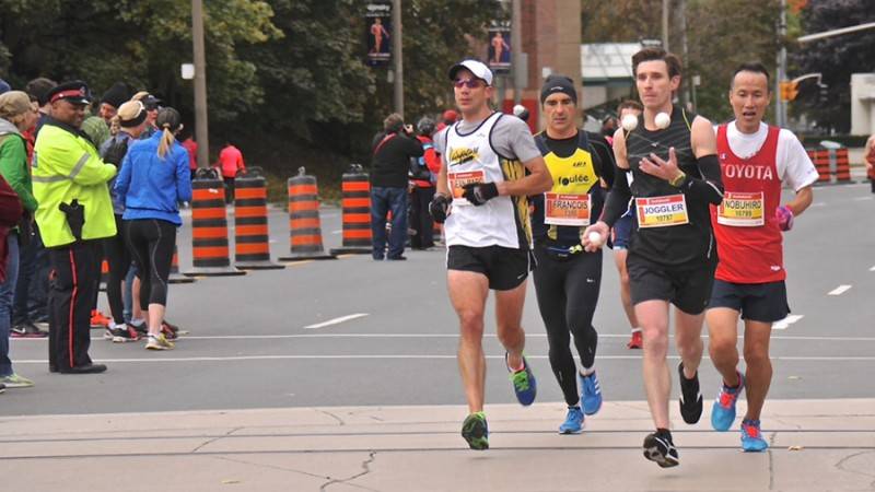 Homem completa maratona enquanto faz malabarismo com três bolas