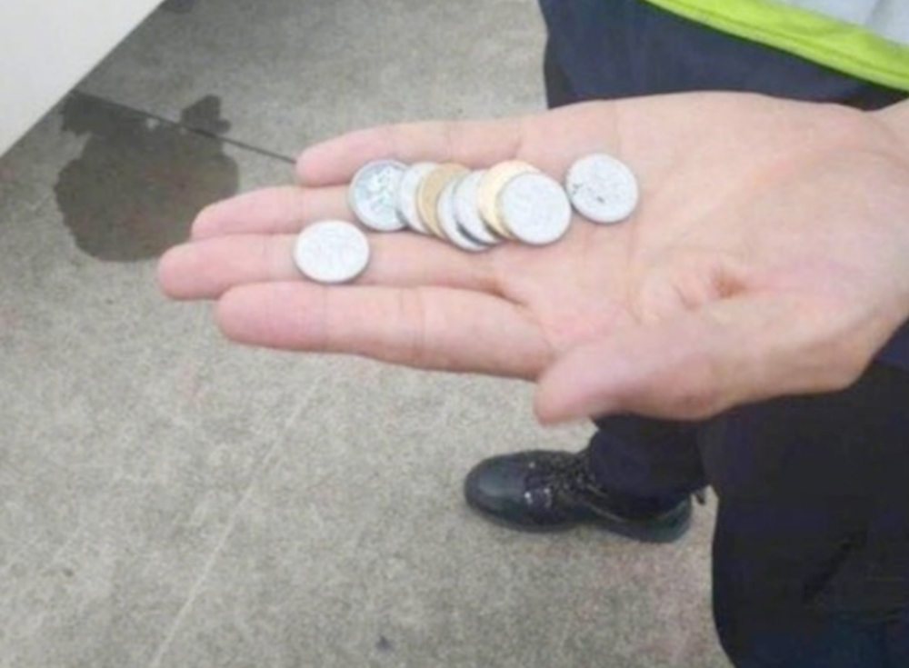 Chinesa joga moedas em turbina de avião e paralisa aeronave