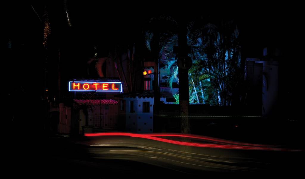 Por que o M de alguns letreiros de motel parece um H?