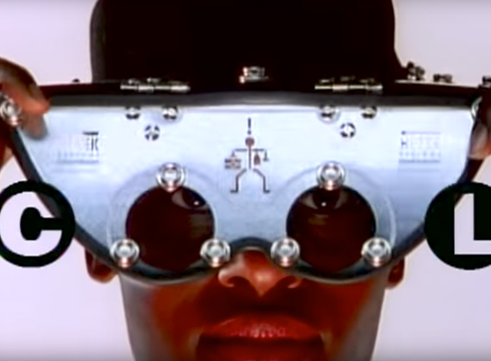 Homem é multado por cantar música dos anos 90 enquanto dirigia