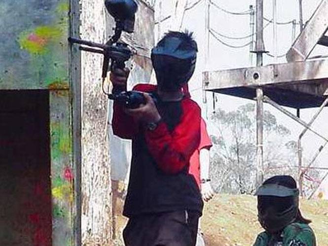 Silicone de jogadora explode em partida de paintball no Reino Unido