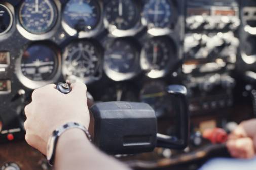 Piloto fica trancado no banheiro do avião e co-piloto confunde com ação terrorista
