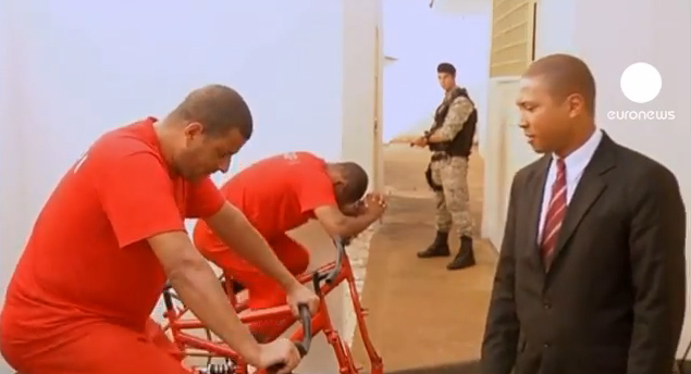 Detentos pedalam para produzir energia elétrica em presídio de MG