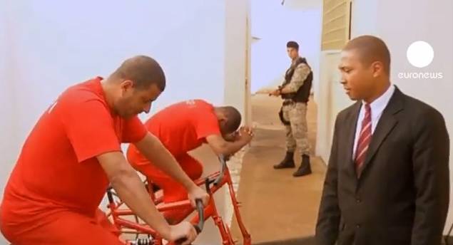 Detentos pedalam para produzir energia elétrica em presídio de MG