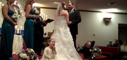 Dama de honra desafia pastor durante casamento