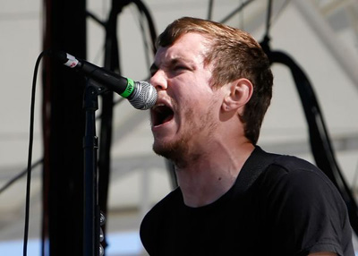 Vocalista de banda punk planeja troca de sexo e diz que continuará com esposa