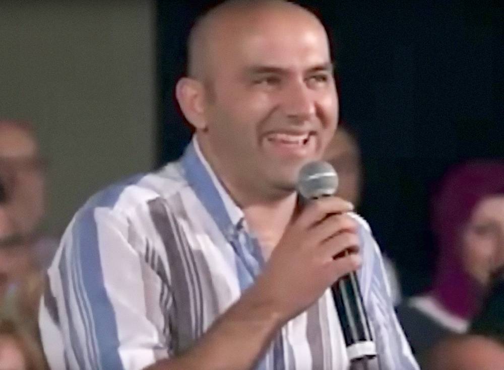 Risada de espectador rouba a cena em show de stand-up