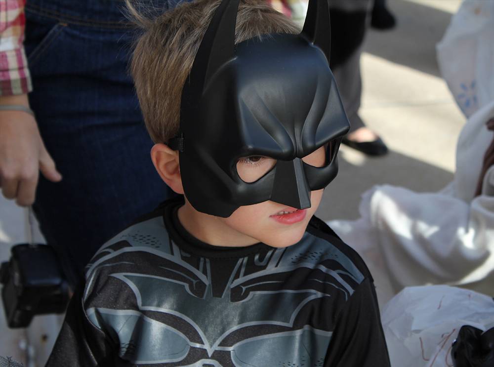 Crianças perseveram mais durante tarefas quando estão vestidas como o Batman