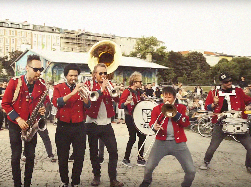 Bandas marciais dão outra cara a sucessos da música pop