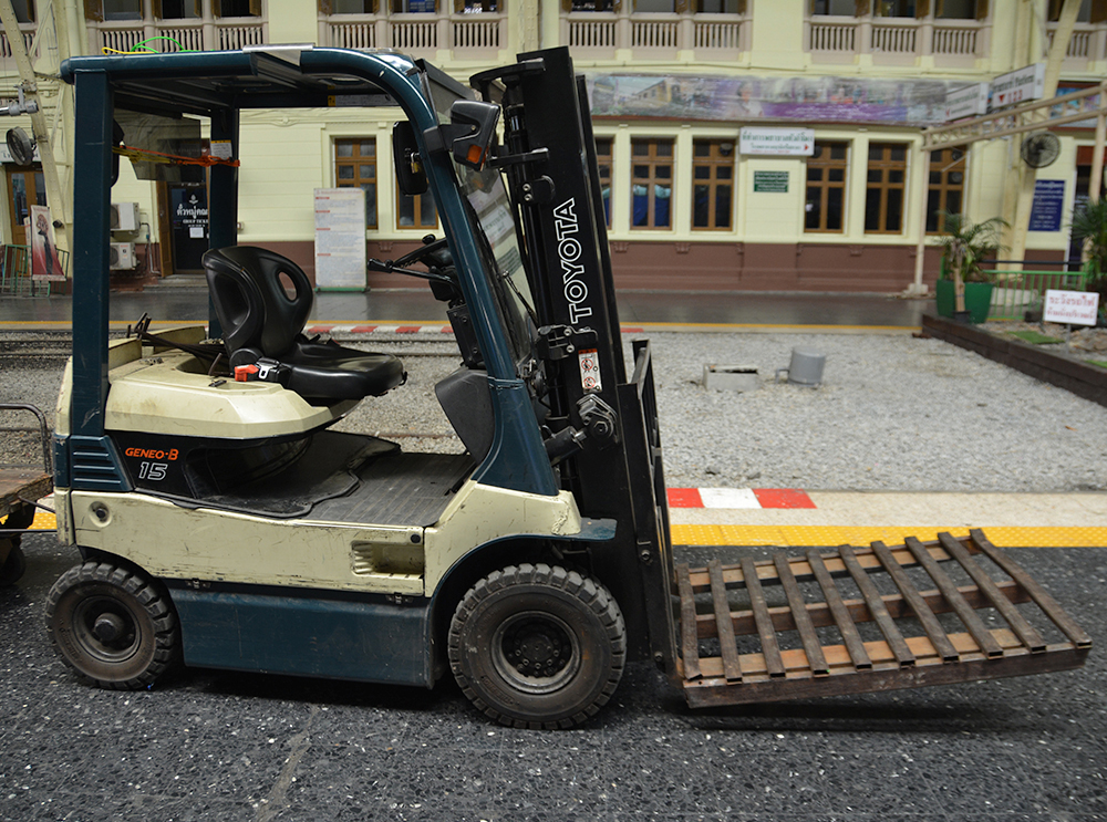 Funcionários usam empilhadeiras para impedir assalto