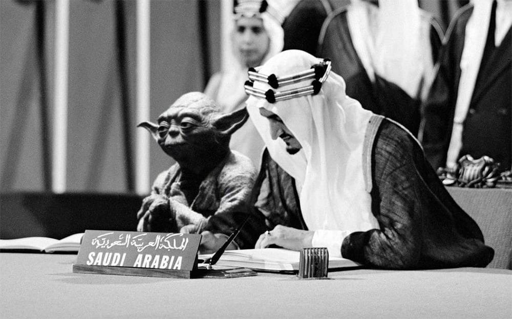 Arábia Saudita imprime livros com Mestre Yoda ao lado de rei
